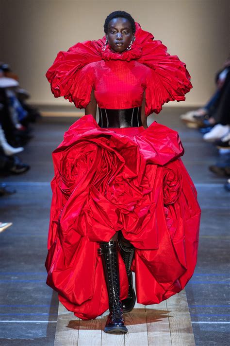 alexander mcqueen catwalk.